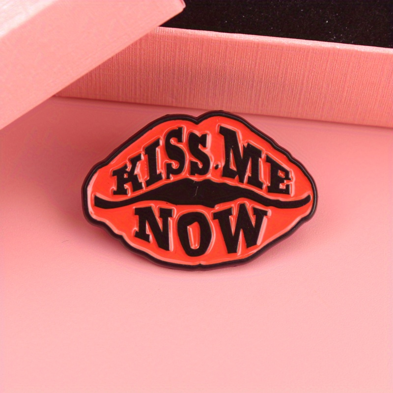 Women Fashion Now - Broche en émail Bold Lip 